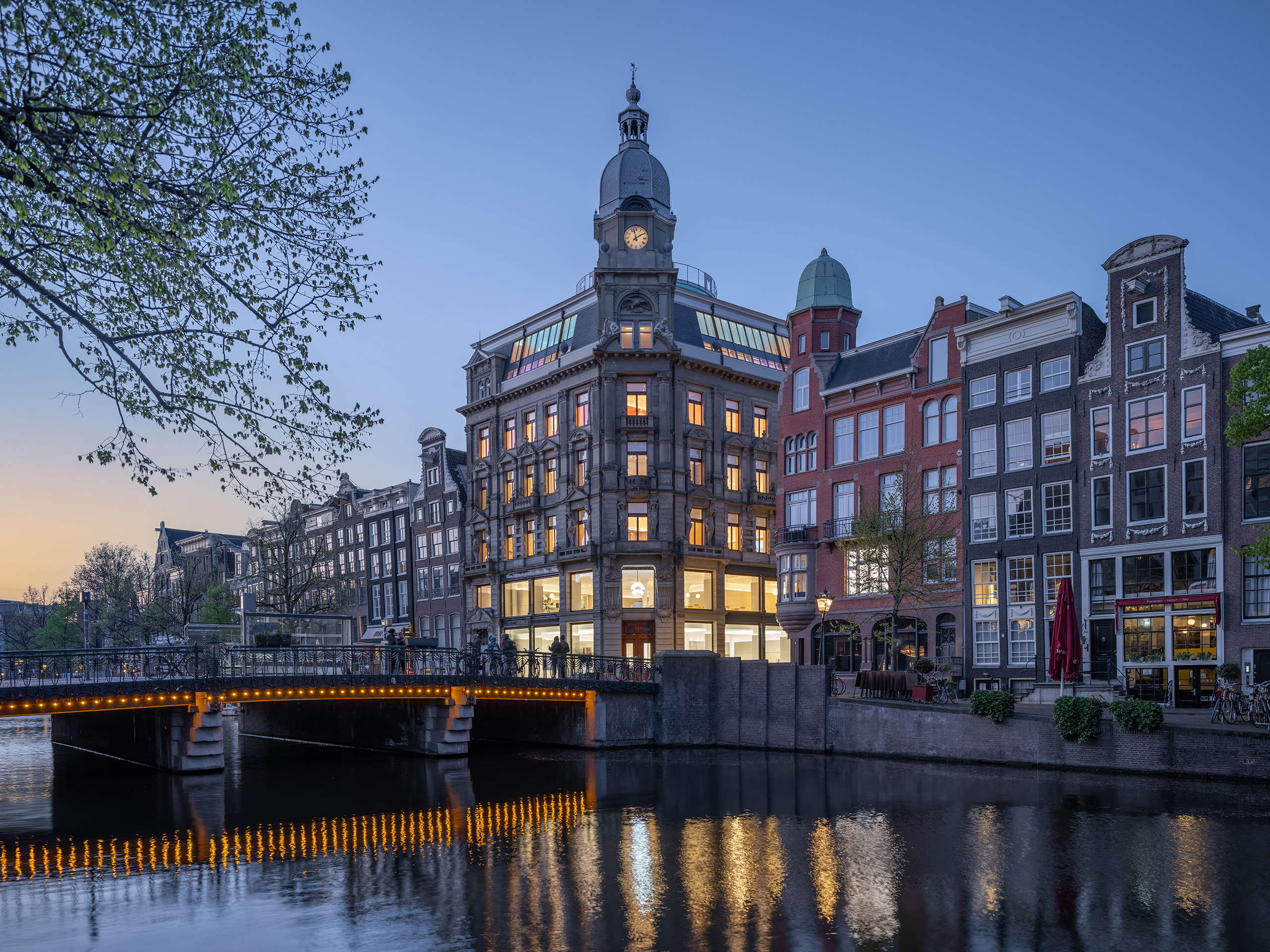 El cinturón de canales de Ámsterdam se electrifica: NIO House de MVRDV, para lectores coreanos