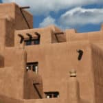 갈색의 50가지 색조: 뉴멕시코 산타페 건축가의 가이드