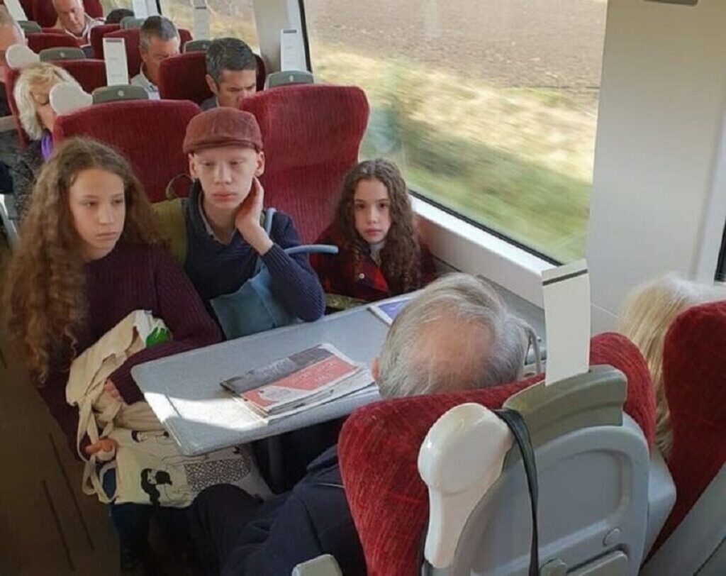 온라인에서 확산된 열차 좌석 논쟁