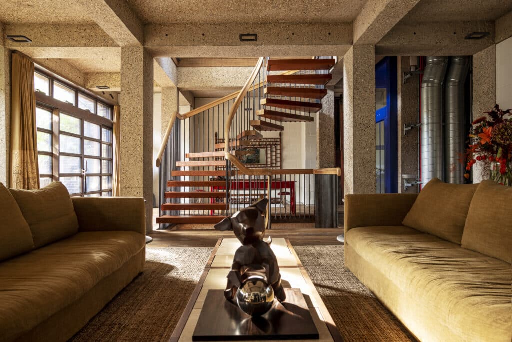 제작으로 디자인하기: 빌 앰버그 스튜디오의 촉감 건축 세계