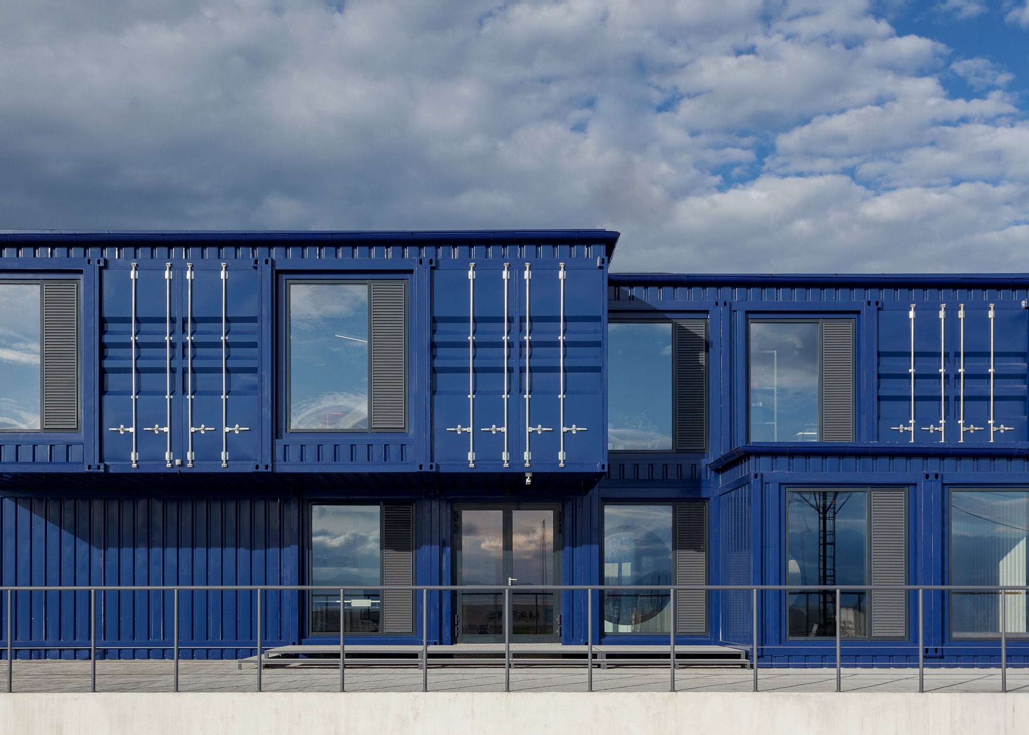 2026년 올해의 색상 선정: 색조 깊이와 공간적 차분 강조