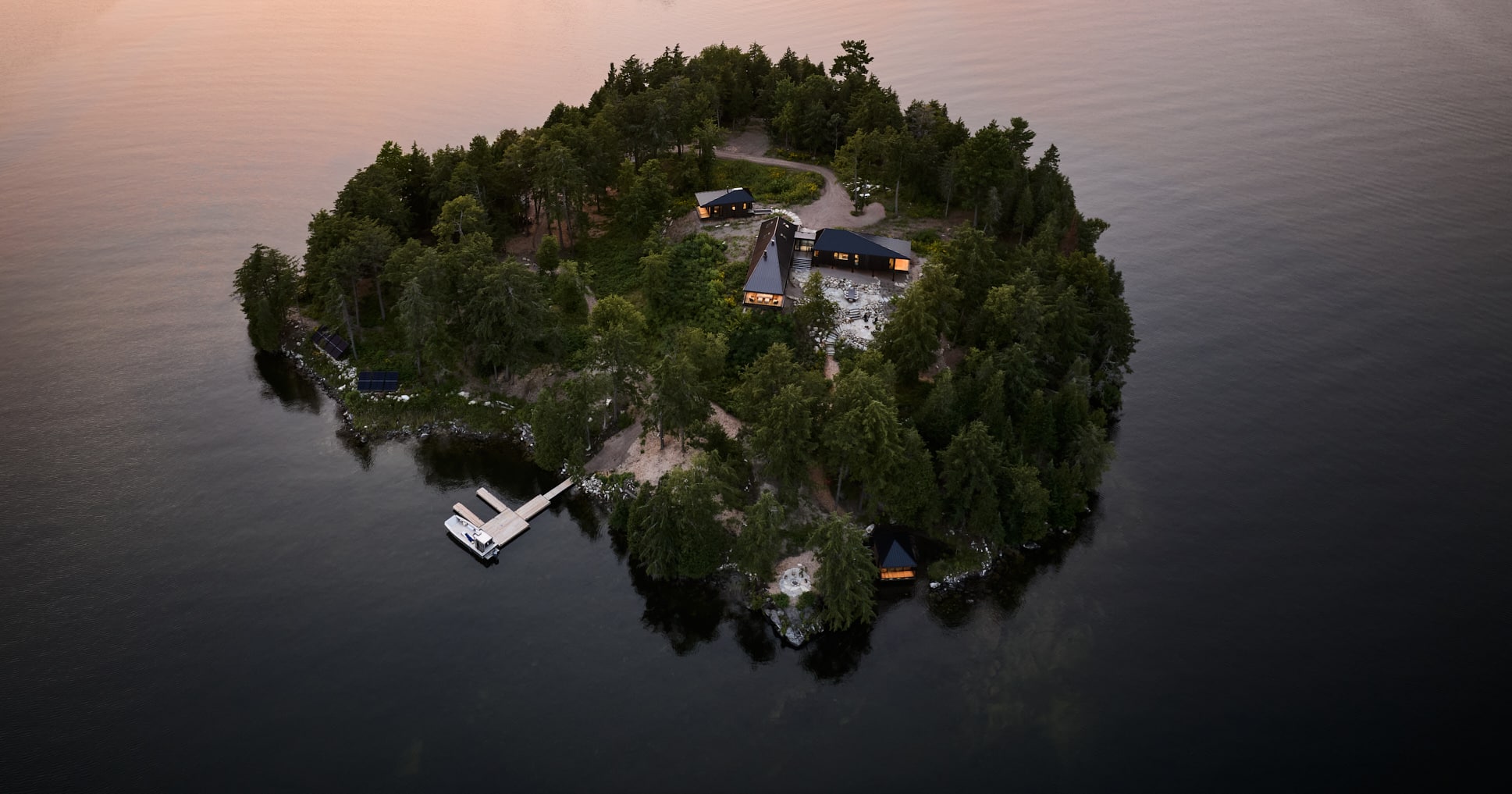 캐나다 코티지코어: 광활한 북부에 위치한 10곳의 외딴 주택