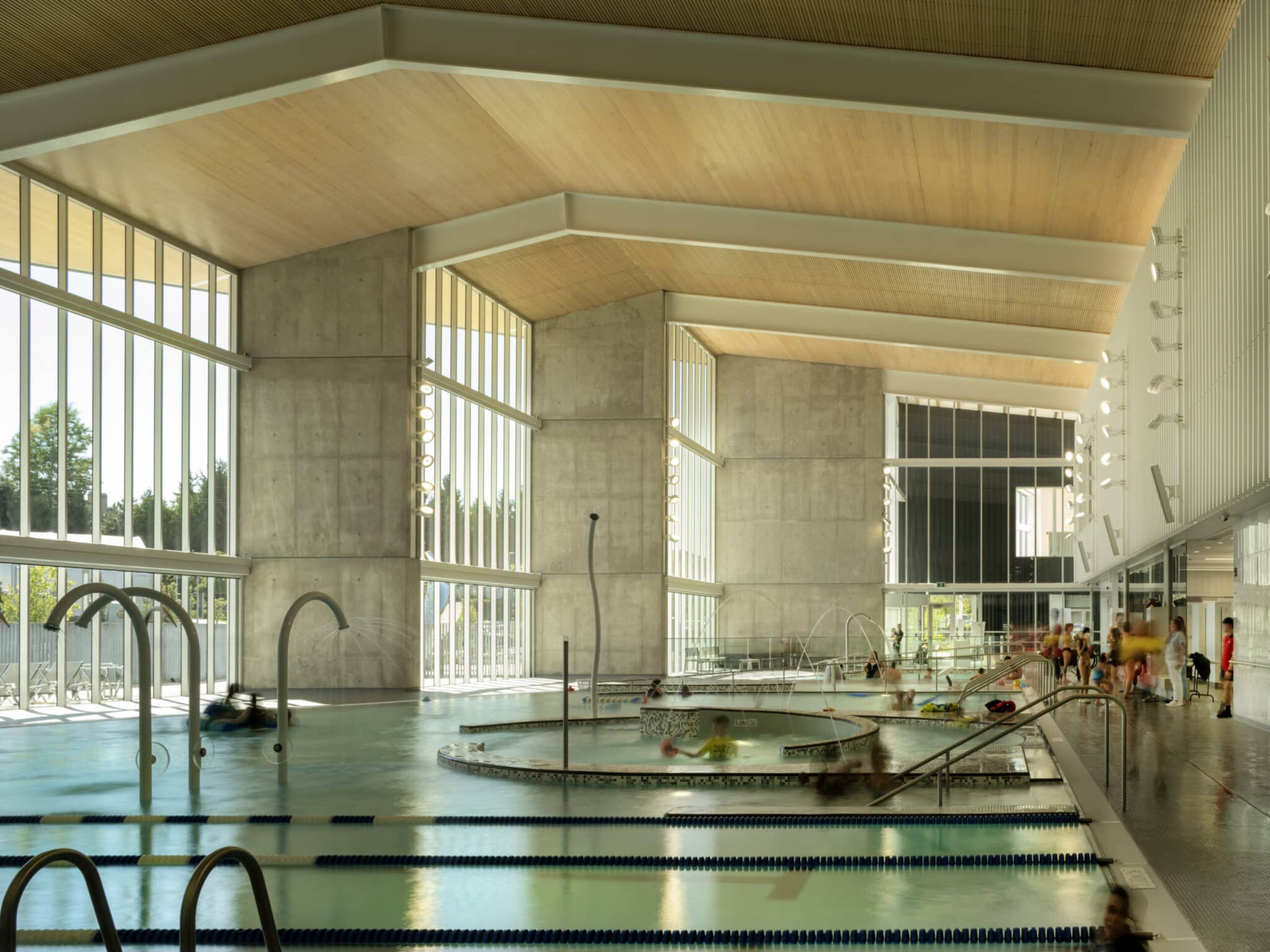 지금 바로 들여다보기: 캐나다 식민지 역사가 여전히 드러나는 공공 수영장 설계