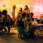 도시는 잠들지 않는다: 야간 도시학과 건축의 주간 편향