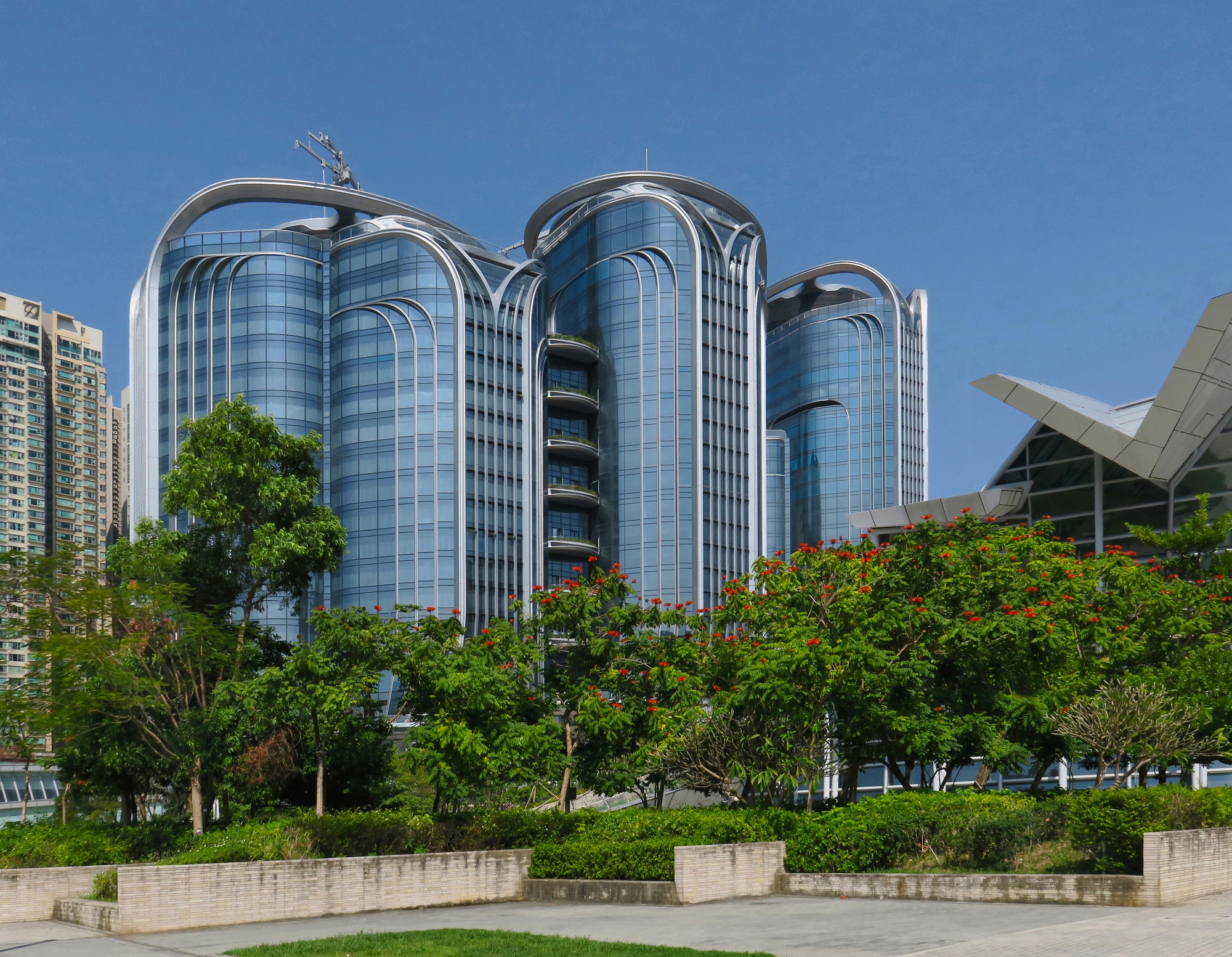 자하 하디드 건축사무소의 게이트웨이 센터, 홍콩 웨스트 카오룬 완공 임박 — 사진: Paul Clemence