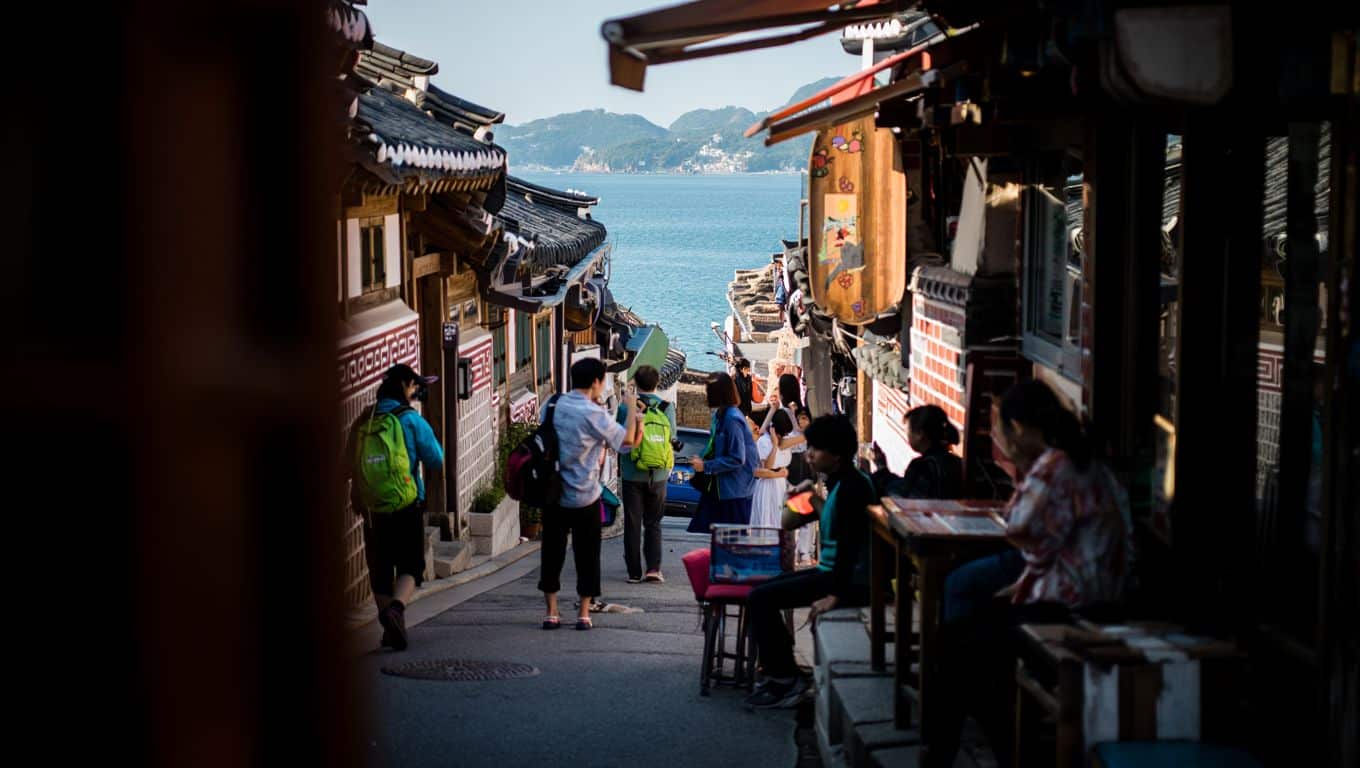 서울에서 차로 한 시간이면 닿는 이 바닷가 마을이 외국인 관광객 사이에서 뜨고 있다
